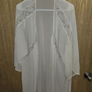 Chic Cream Lace Accent Robe